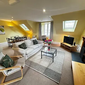 Parliament Sq Apartment